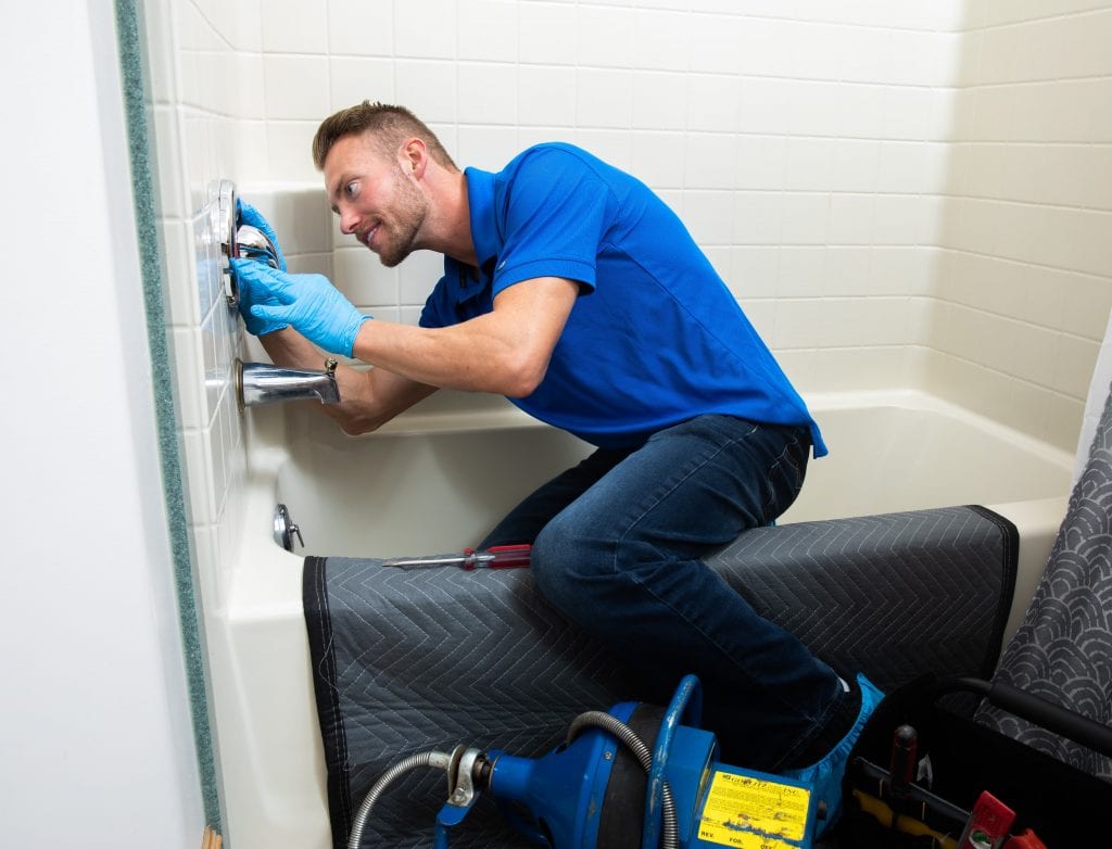 Repairing a cracked bathtub or shower 